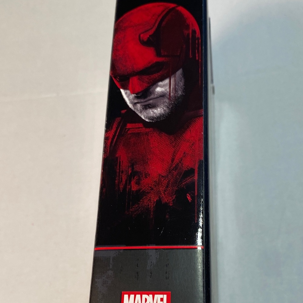 Marvel Legends Daredevil in Red Armor - Picture 3 of 7